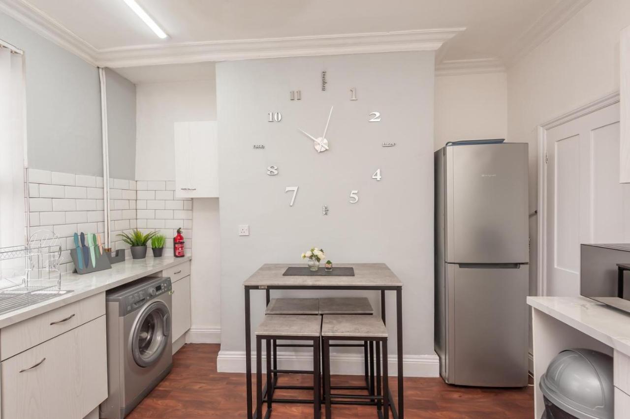 Leeds 4-Bed House - Sleeps 9 Free Parking & Wifi Villa Eksteriør bilde