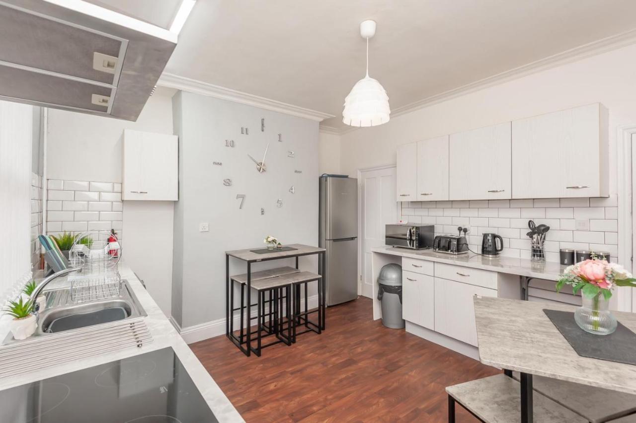 Leeds 4-Bed House - Sleeps 9 Free Parking & Wifi Villa Eksteriør bilde