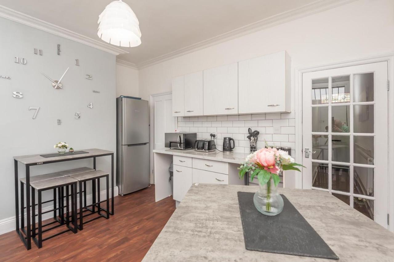 Leeds 4-Bed House - Sleeps 9 Free Parking & Wifi Villa Eksteriør bilde