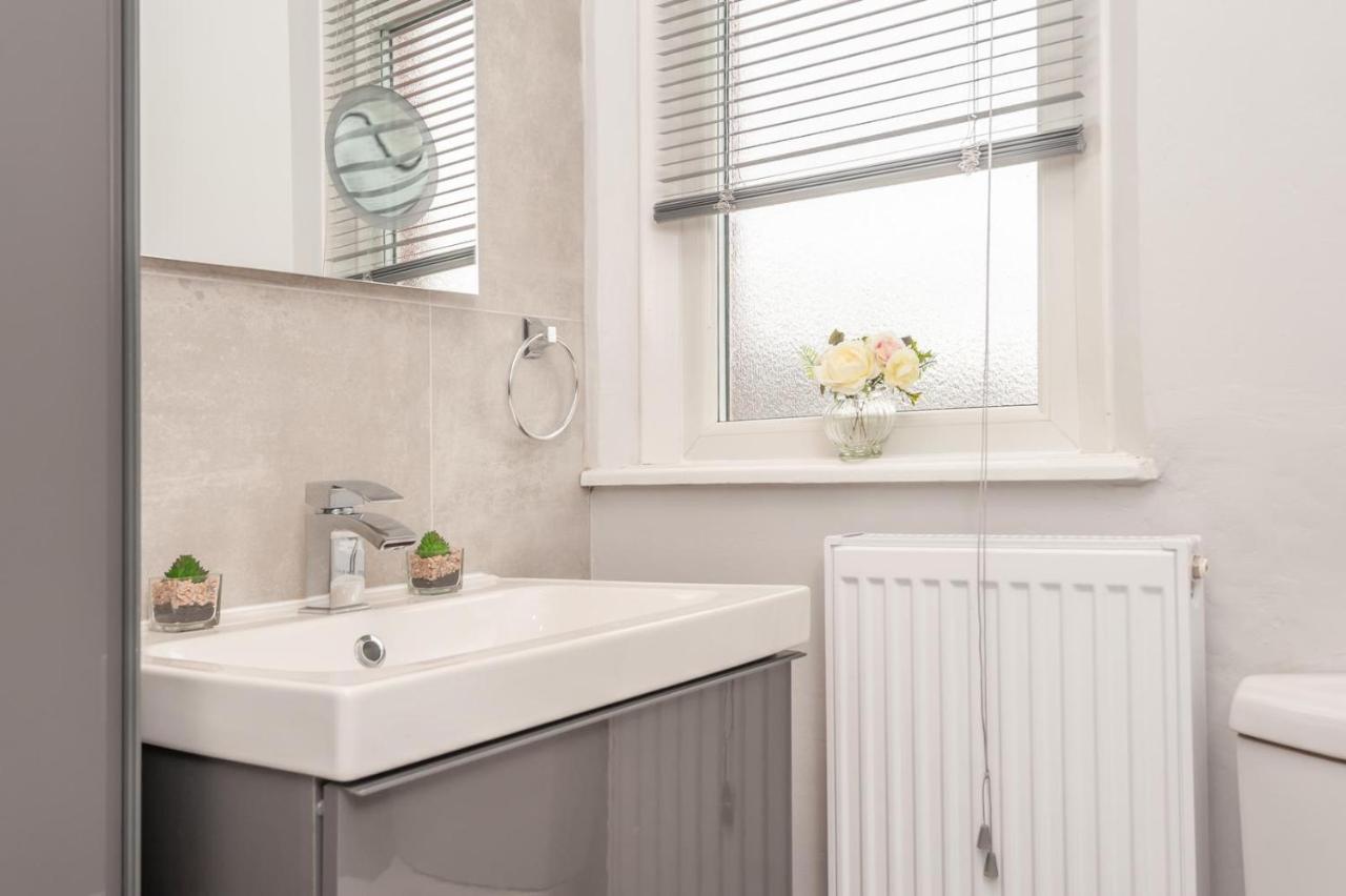 Leeds 4-Bed House - Sleeps 9 Free Parking & Wifi Villa Eksteriør bilde