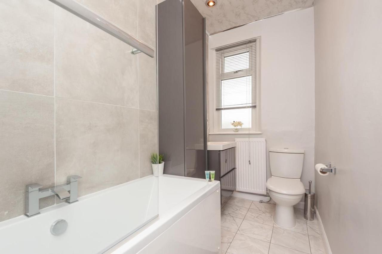 Leeds 4-Bed House - Sleeps 9 Free Parking & Wifi Villa Eksteriør bilde